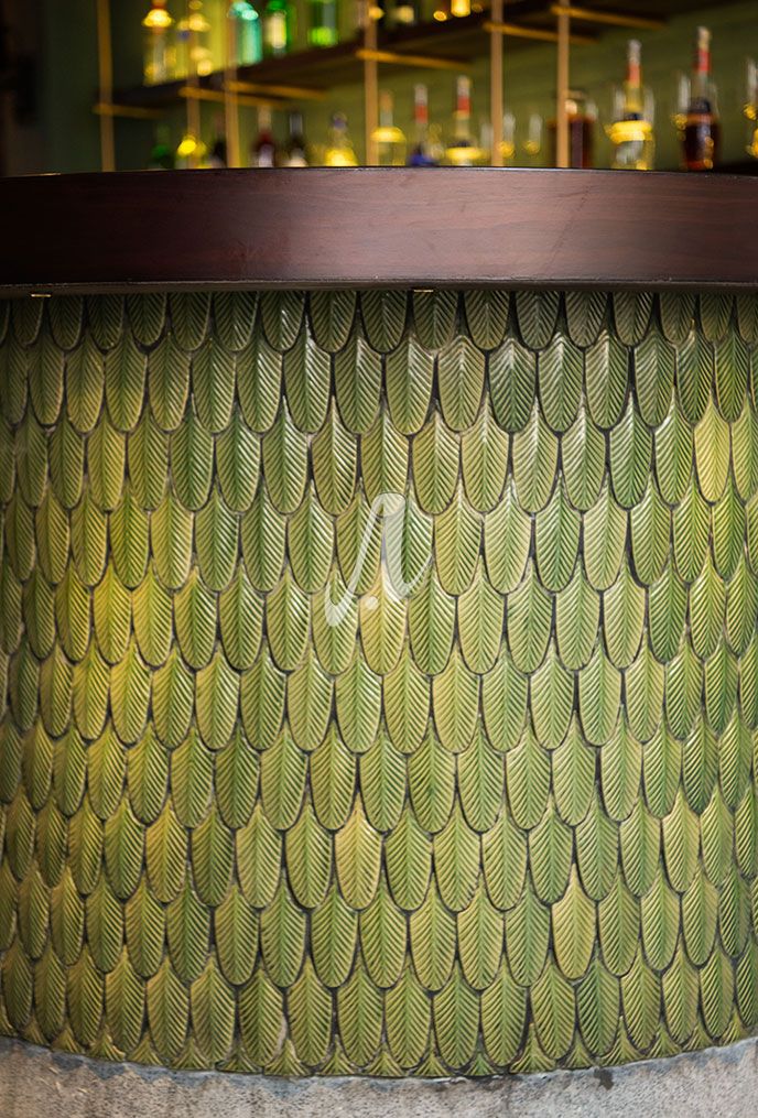 Mẫu gạch lông vũ 3D xanh cỏ úa ốp quầy bar The Gufo Lounge & Cuisine là loại gạch có xương lá nổi tỉ mỉ và tinh tế