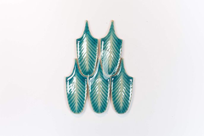 Gạch mosaic 3D lông vũ xanh dương nhạt dịu dàng