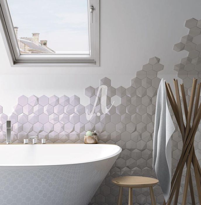 Ốp những viên gạch lục giác 3D ghi sáng trên tường mang đến vẻ đẹp thanh lịch, hiện đại và hài hòa cho không gian phòng tắm
