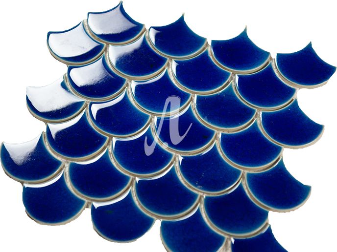 Vỉ gạch Mosaic vảy cá size nhỏ với sắc xanh dương uyển chuyển