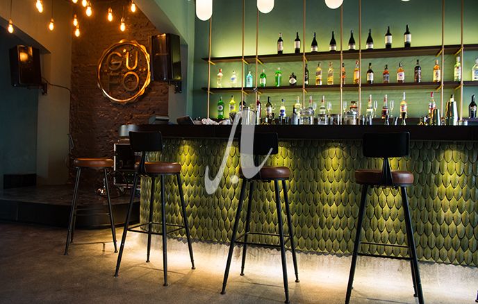 Những viên gạch lông vũ 3D xanh cỏ úa đã góp phần làm nên vẻ đẹp đậm chất đồng quê của quầy bar The Gufo Lounge & Cuisine