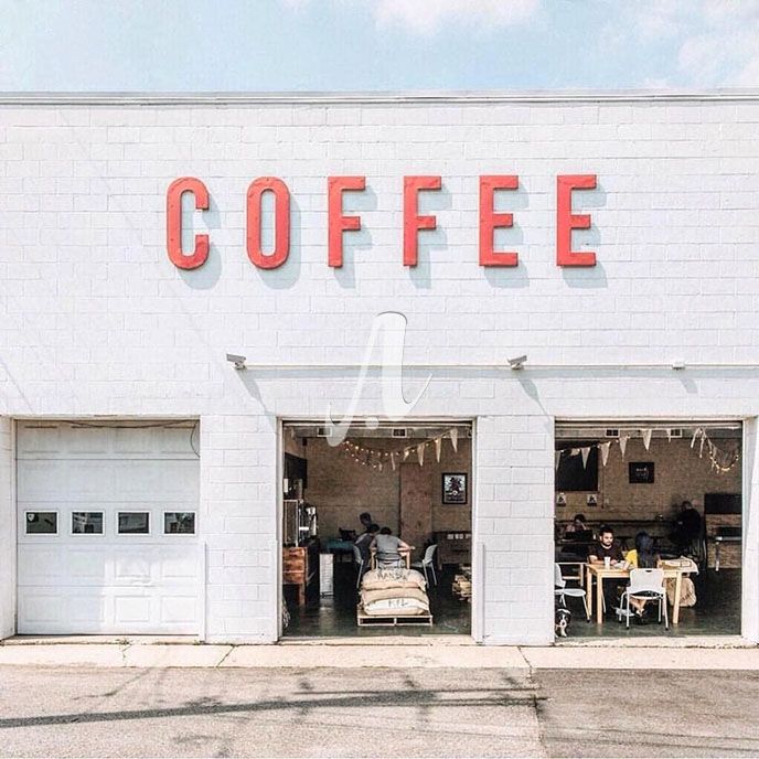 Gạch thẻ cỡ lớn màu trắng được sử dụng để ốp toàn bộ mặt trước, làm nổi bật không gian mang phong cách Scandinavian nhẹ nhàng của quán cafe