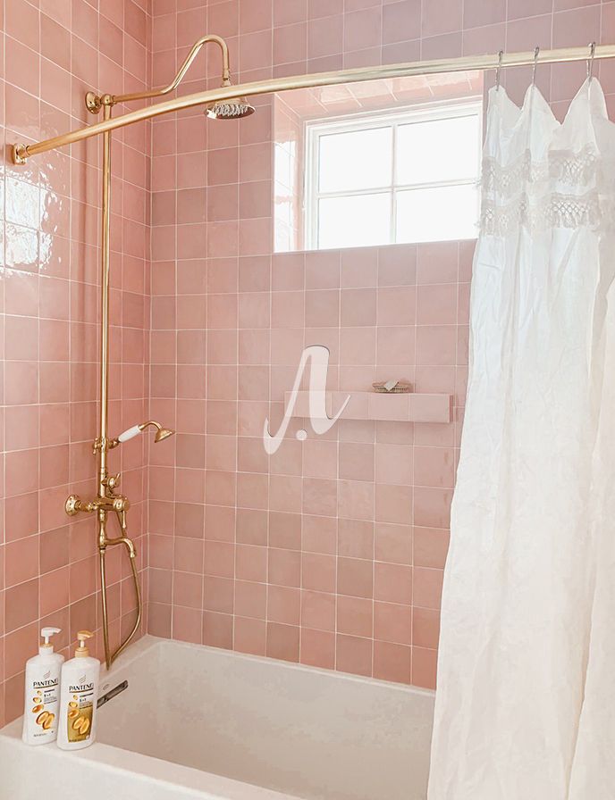 Sử dụng gạch dán tường nhà tắm màu hồng cho những ai thích sự nhẹ nhàng nữ tính