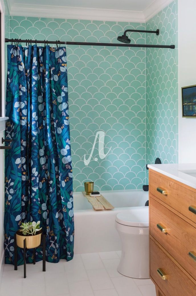 Màu sặc nhẹ nhàng của gạch mosaic vảy cá tạo nên cảm giác thư thái cho phòng tắm