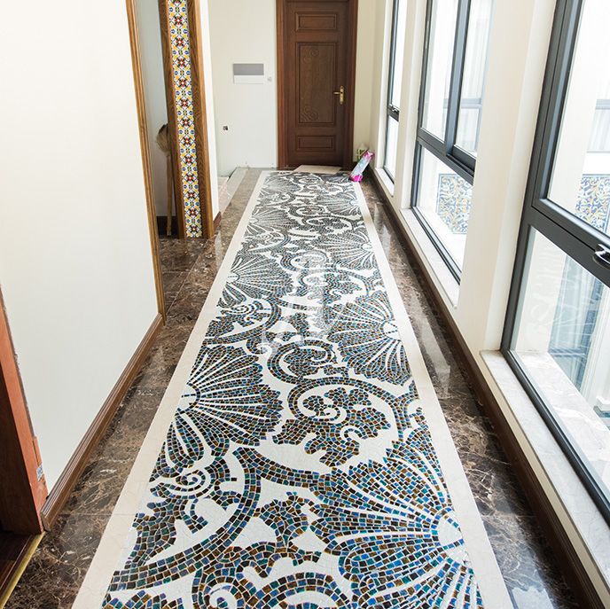 Hành lang đẹp sang trọng với việc sử dụng gạch mosaic trang trí họa tiết
