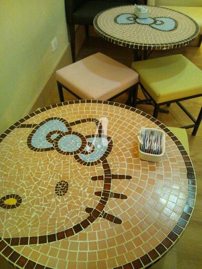 Bức tranh mèo hello kity được làm từ gạch mosaic mang đến không gian đáng yêu cho quán ăn