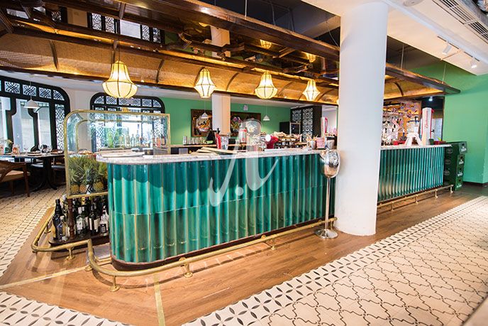 Quầy bar sử dụng gạch ốp màu xanh ngọc phù hợp với không gian sang trọng và đẳng cấp của quán cafe