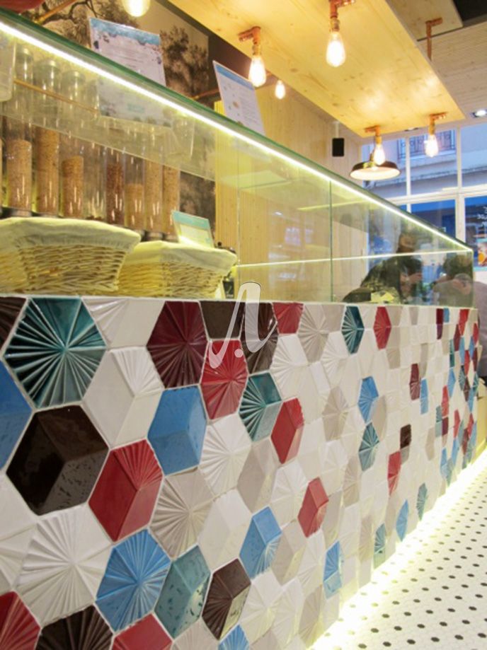 Phối hợp đa sắc cùng nhiều kiểu gạch mosaic lục giác 3D tạo nên bức tranh sinh động, tươi vui nơi quầy bar