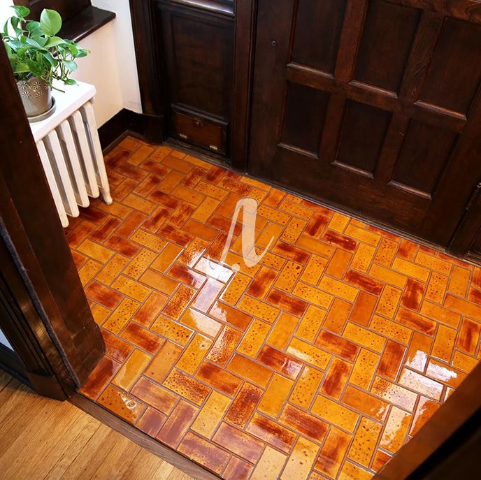 Sử dụng gạch mosaic màu cam gỗ tạo mang lại cảm giác ấm cúng cho hành lang