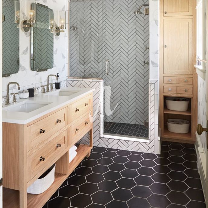 Sàn nhà tắm trông sang và sạch sẽ với gạch mosaic lục giác cân màu đen