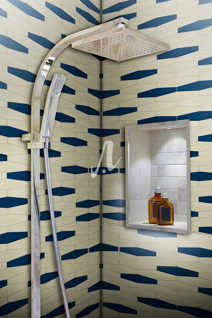 Sử dụng gạch mosaic sóng đơn màu xanh trắng tạo cảm giác độc đáo cho không gian nhà tắm