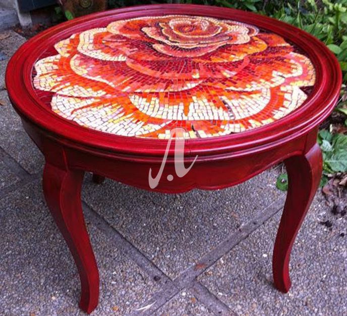 Vẻ đẹp rực rỡ, nổi bật của chiếc bàn ốp gạch mosaic tranh hoa hồng vàng đỏ