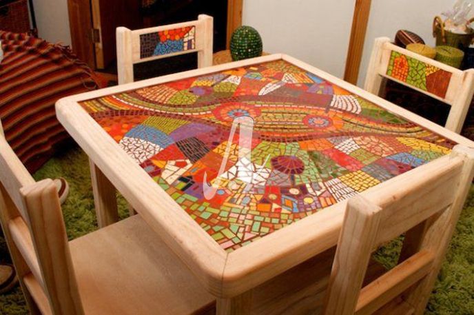 Chiếc bàn gỗ mộc trở nên độc đáo và thu hút hơn với bức tranh được tạo từ gạch mosaic