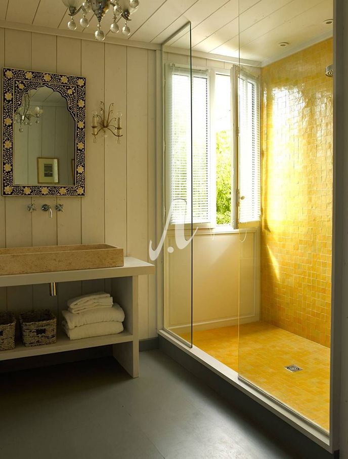 Trang trí nhà tắm với gạch mosaic vàng